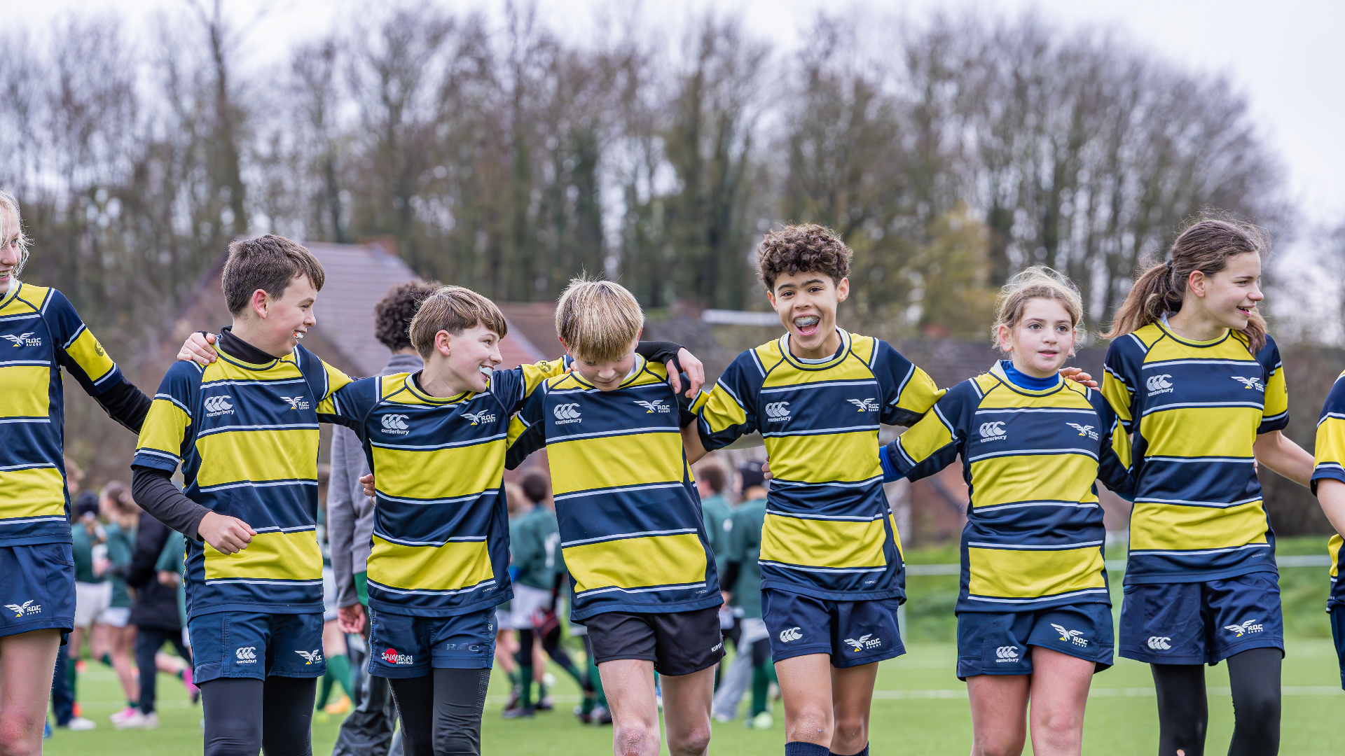 Jeunes joueurs du Rugby Ottignies Club célébrant ensemble