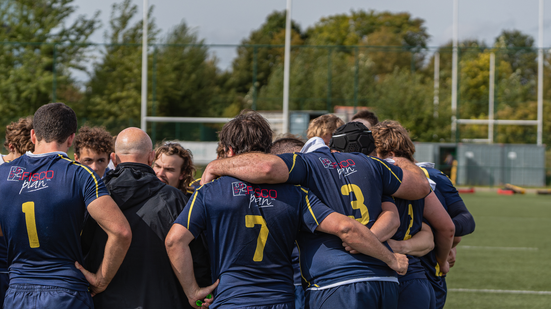 Coach et enfants en cercle sur le terrain